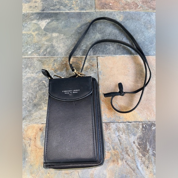 FOREVER LOVELY DESIGN FOR MADLEY BLACK CROSSBODY BAG PHONE POCKET - Picture 1 of 5